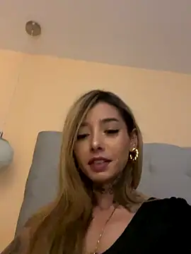 Snapshot of MoniUribe chatting on September 2025 04:39:02 AM MoniUribe online show from September 2025 04:39:02 AM