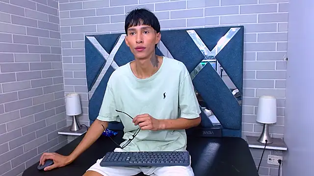 Daniel delux  online show from October 2025 01:29:01 PM