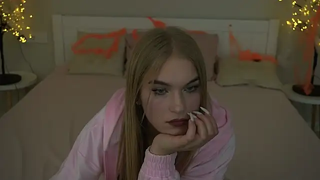 Snapshot of AlinaLiii chatting on October 2025 07:16:01 PM AlinaLiii online show from October 2025 07:16:01 PM