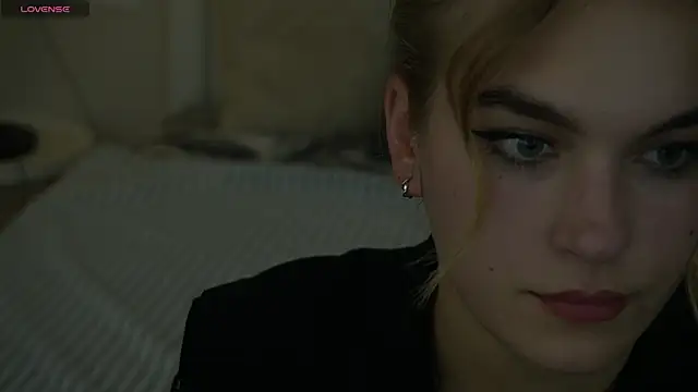 AlinaLiii online show from November 2025 01:33:02 PM