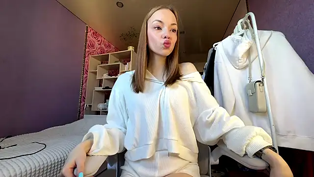 SofiaSmiles online show from October 2025 05:05:01 AM
