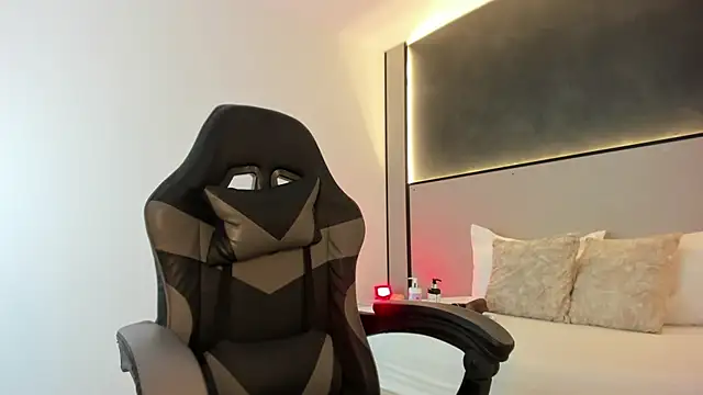 zoee zi online show from November 2025 07:03:03 PM