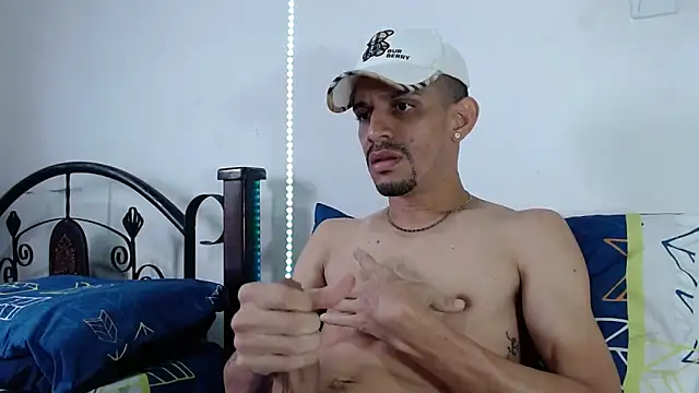 LATINO27CM online show from November 2025 05:51:02 PM