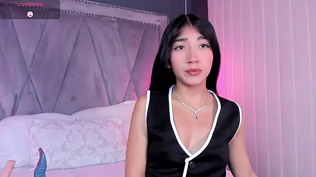 Mariana Kalo online show from November 2025 11:27:02 AM