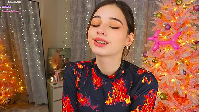 LunaraRada online show from December 2025 05:40:02 PM