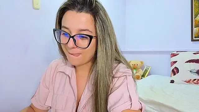 Snapshot of katiaa_lovv chatting on October 2025 11:03:01 PM katiaa lovv online show from October 2025 11:03:01 PM