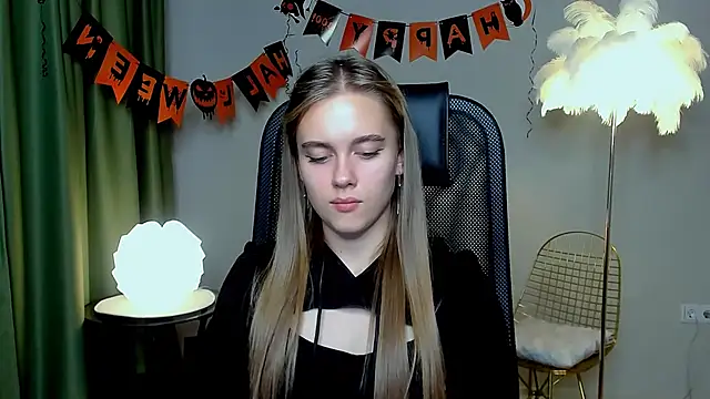 JuneWoods online show from October 2025 01:07:01 PM