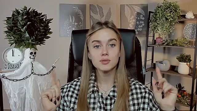 JuneWoods online show from October 2025 01:01:02 PM