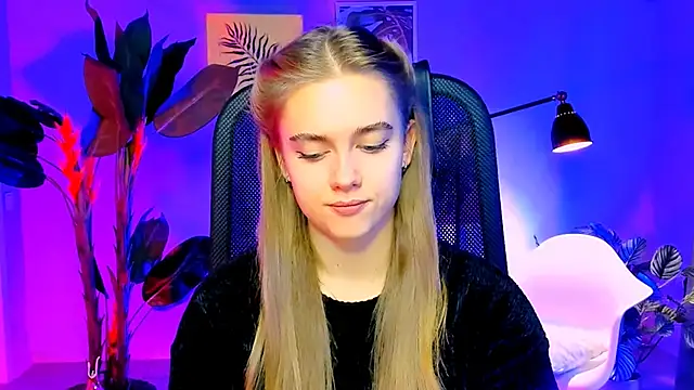 JuneWoods online show from November 2025 06:04:02 AM