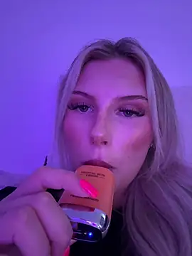 blondeeee online show from June 2026 03:44:01 PM