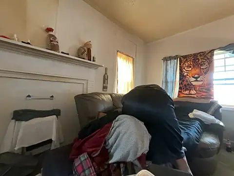 Snapshot of ThrowedWorldWide chatting on February 2026 06:04:01 PM ThrowedWorldWide online show from February 2026 06:04:01 PM