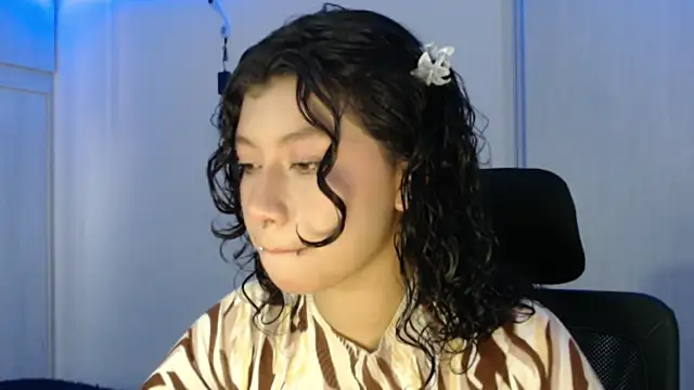 Ivonnybonn online show from October 2025 01:44:02 PM