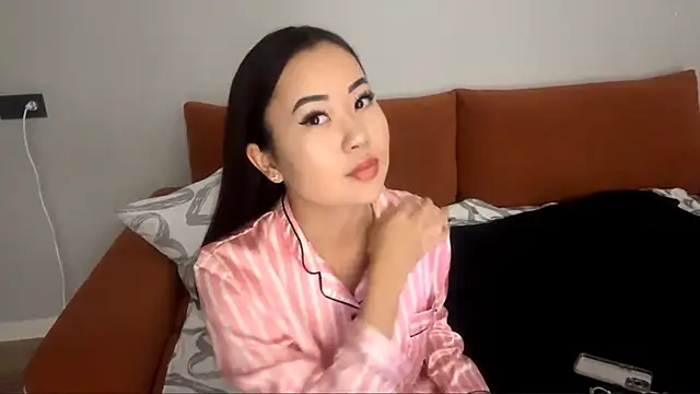 Ur neighbor Kira online show from November 2025 01:12:02 PM