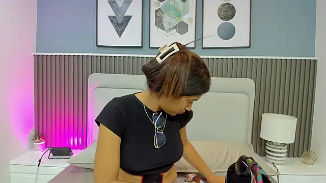 liz  cute online show from November 2025 11:23:02 AM