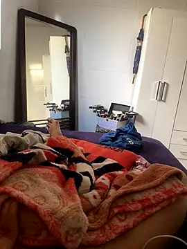 Snapshot of MCLZK chatting on November 2025 06:18:02 PM MCLZK online show from November 2025 06:18:02 PM