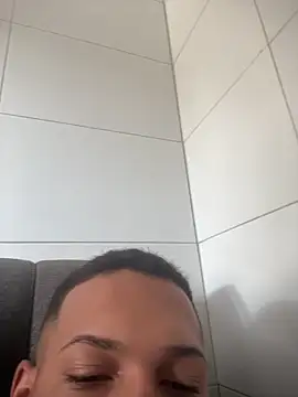 Snapshot of MCLZK chatting on April 2026 05:40:02 PM MCLZK online show from April 2026 05:40:02 PM