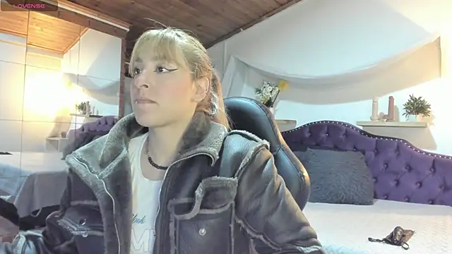 sophialyh 1 online show from December 2025 12:34:02 PM