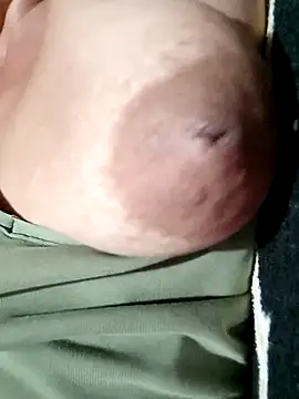 Hotmommax online show from November 2025 06:21:01 PM