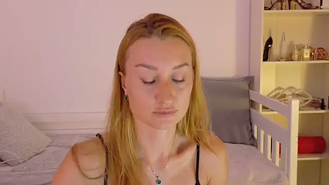 Snapshot of MysticRoxanne chatting on October 2025 07:42:02 PM MysticRoxanne online show from October 2025 07:42:02 PM