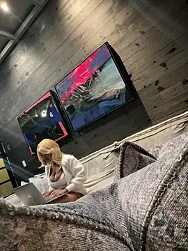 Snapshot of tia___fox chatting on February 2026 06:58:02 AM tia fox online show from February 2026 06:58:02 AM