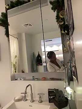 Snapshot of tia___fox chatting on February 2026 05:11:01 PM tia fox online show from February 2026 05:11:01 PM