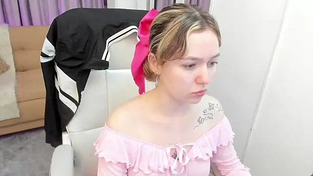 Snapshot of Lucia_Copper chatting on November 2025 12:05:02 PM Lucia Copper online show from November 2025 12:05:02 PM