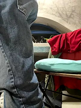 Snapshot of HenryLee1983-cums chatting on October 2025 03:20:02 PM HenryLee1983-cums online show from October 2025 03:20:02 PM