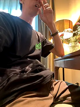 Snapshot of HenryLee1983-cums chatting on October 2025 08:33:02 AM HenryLee1983-cums online show from October 2025 08:33:02 AM