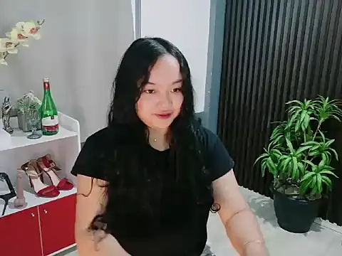 UrFavouriteCravings online show from December 2025 01:43:02 AM