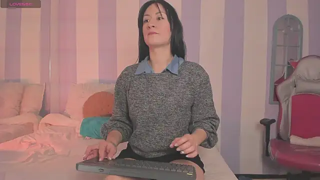 Snapshot of clover_tter_ chatting on November 2025 07:16:02 PM clover tter online show from November 2025 07:16:02 PM