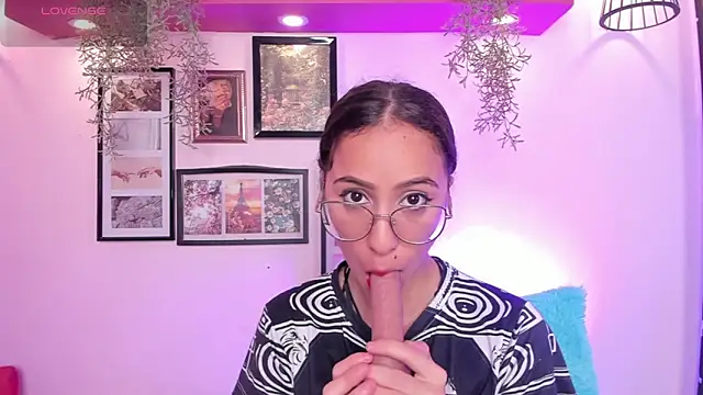 Alana Martinez  online show from October 2025 12:47:01 PM