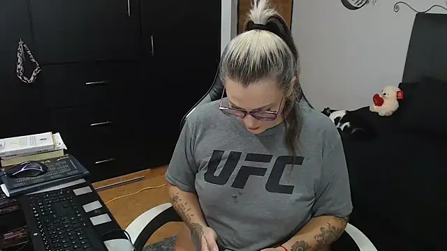 perlagoloza05 online show from November 2025 02:32:02 AM