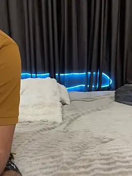 vickyandtania online show from February 2026 05:05:02 PM