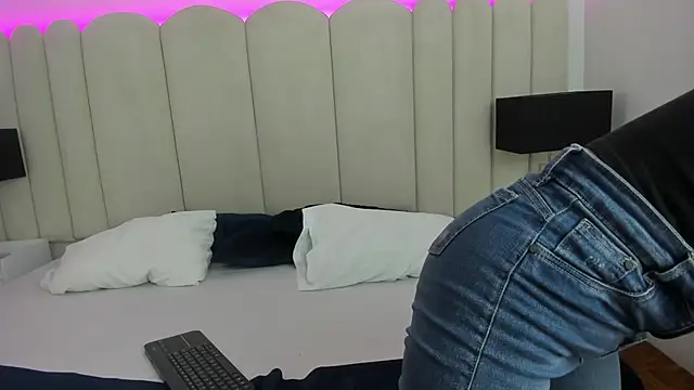 Snapshot of Alanha__ chatting on October 2025 04:42:01 AM Alanha online show from October 2025 04:42:01 AM