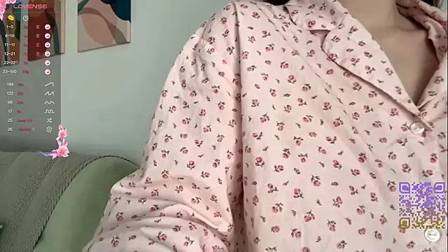 Snapshot of GilySuper chatting on November 2025 06:12:01 AM GilySuper online show from November 2025 06:12:01 AM