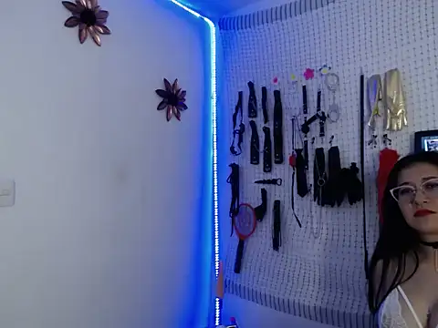 Aron and Queen Annie online show from December 2025 09:46:02 PM