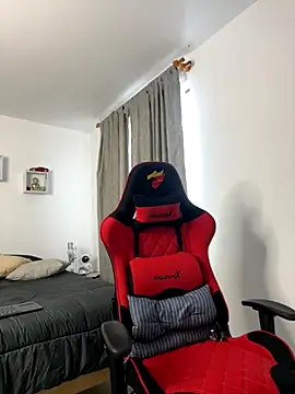 Ezzio Scolaro online show from October 2025 12:00:02 PM