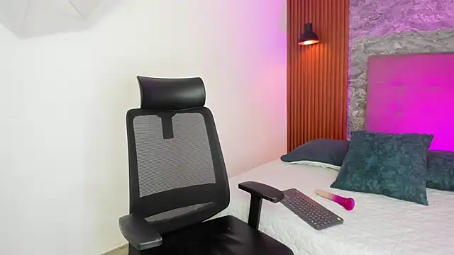 Sam Clark online show from October 2025 03:37:01 AM