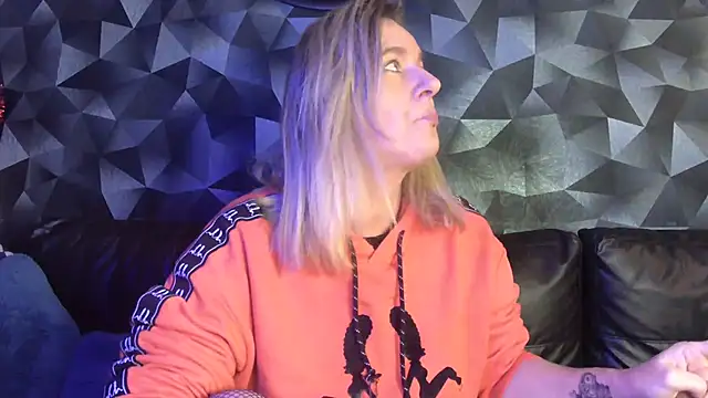 Delichieuse5 online show from November 2025 08:32:01 PM