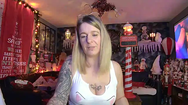 Snapshot of Delichieuse5 chatting on December 2025 08:48:01 PM Delichieuse5 online show from December 2025 08:48:01 PM