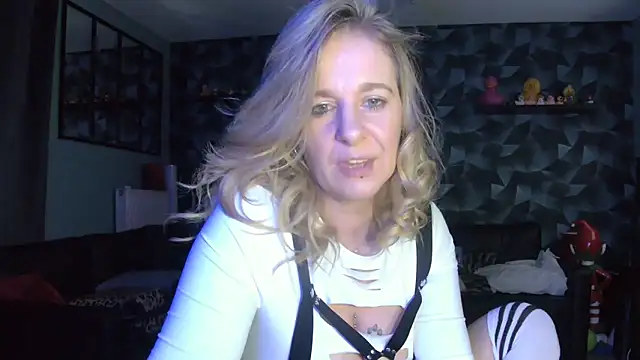 Snapshot of Delichieuse5 chatting on February 2026 08:35:01 PM Delichieuse5 online show from February 2026 08:35:01 PM