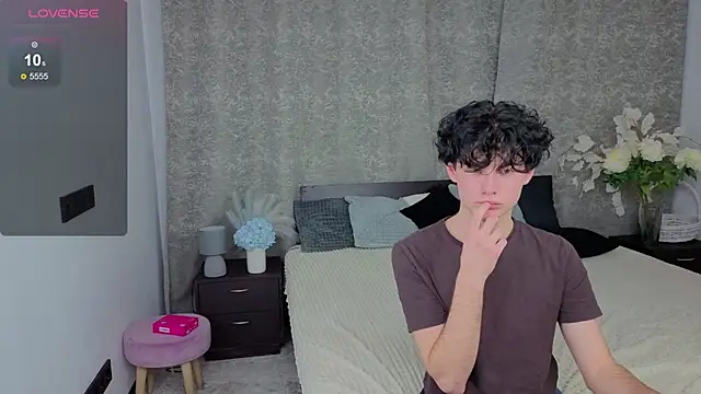 Cute Mike online show from December 2025 07:45:02 PM