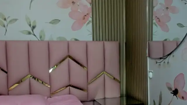 Laia 18 online show from November 2025 11:48:01 PM