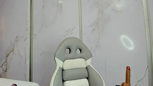 Laia 18 online show from December 2025 11:43:01 PM