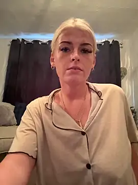 KikiMaexox online show from October 2025 04:28:01 PM