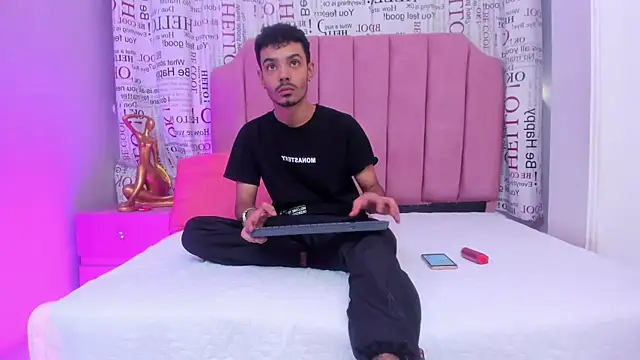 Snapshot of Timothe_Evans chatting on October 2025 09:15:02 PM Timothe Evans online show from October 2025 09:15:02 PM