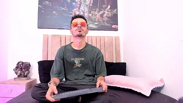 Snapshot of Timothe_Evans chatting on October 2025 08:07:01 PM Timothe Evans online show from October 2025 08:07:01 PM