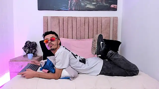 Snapshot of Timothe_Evans chatting on October 2025 09:11:01 PM Timothe Evans online show from October 2025 09:11:01 PM