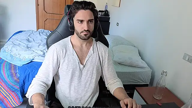 Al3xox02 online show from April 2026 09:47:01 AM