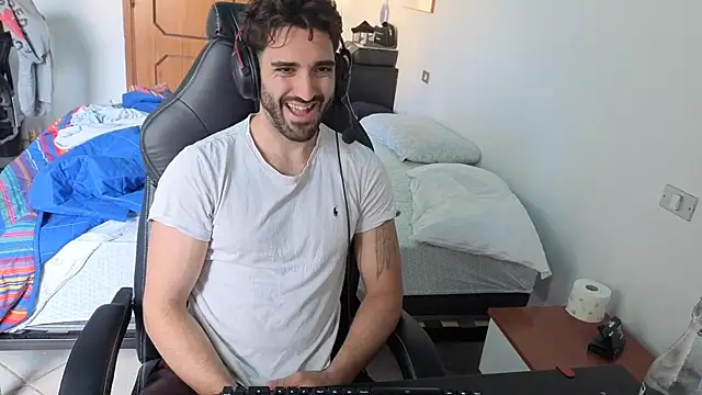 Al3xox02 online show from April 2026 01:06:02 PM